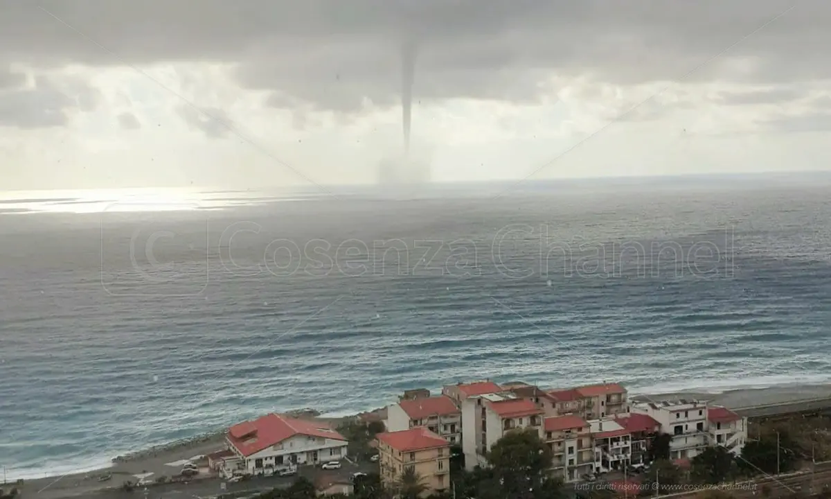 Cetraro, due trombe marine arrivano sulla terra ferma senza causare danni
