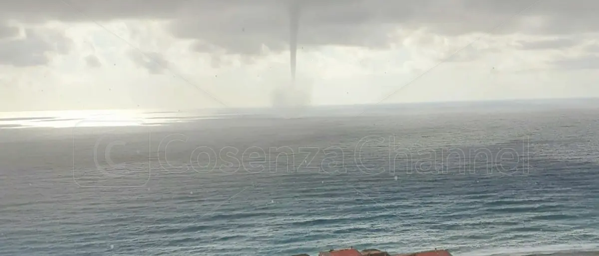 Cetraro, due trombe marine arrivano sulla terra ferma senza causare danni