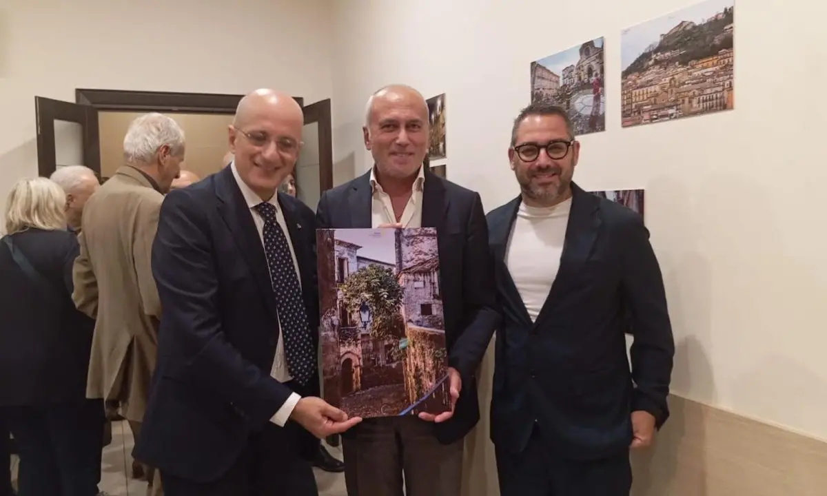 Centro storico di Cosenza, il \"su le saracinesche\" di Caruso