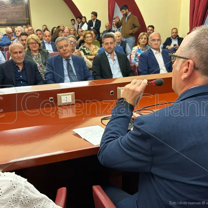 Città unica, la data del 2027 in un emendamento. Ma si “litiga” su fusione e referendum