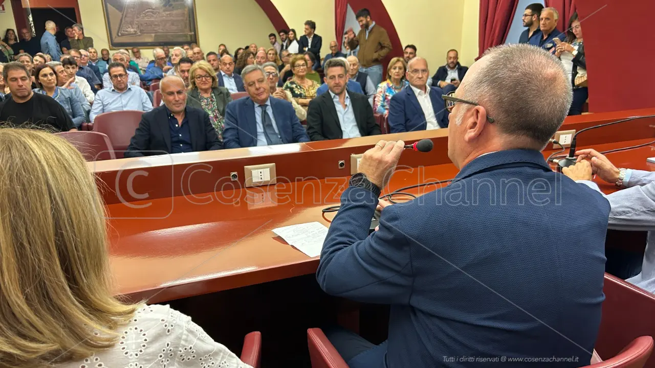 Città unica, la data del 2027 in un emendamento. Ma si “litiga” su fusione e referendum