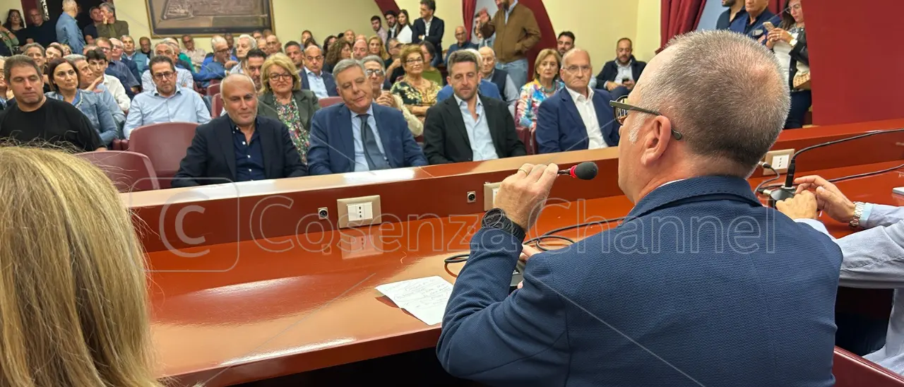 Città unica, la data del 2027 in un emendamento. Ma si “litiga” su fusione e referendum