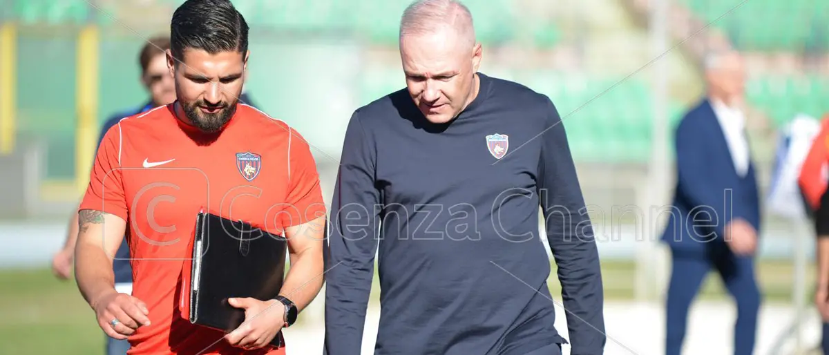 Cosenza, Alvini appeso ad un filo. Confronto con Delvecchio, poi allenamento diretto da Giuntoli