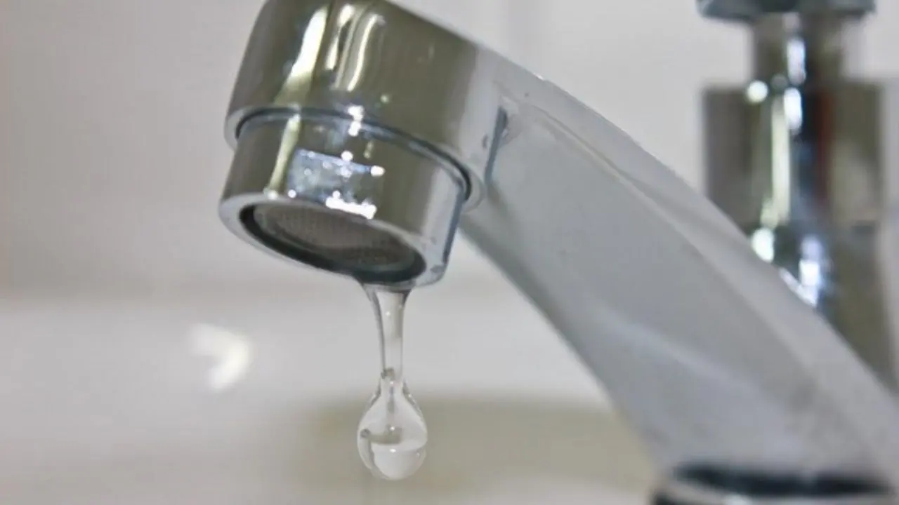Cosenza, la Procura apre un’indagine sull’acqua contaminata: analisi, perdite e vecchie condotte