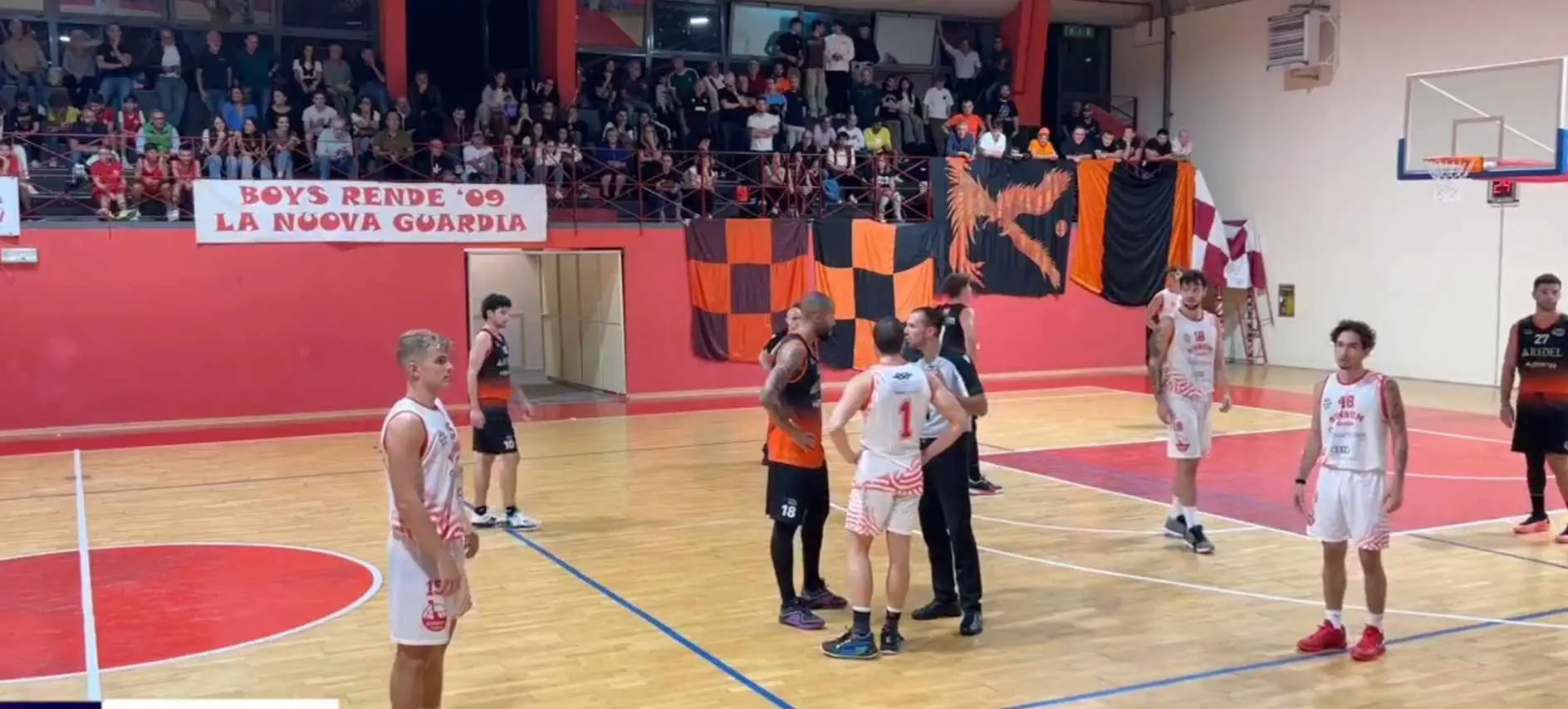 Basket Serie B, Viola il derby è tuo! Reggio vola in testa alla classifica