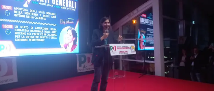 Un'Italia divisa: Schlein da Mormanno infiamma la piazza sull'Autonomia differenziata