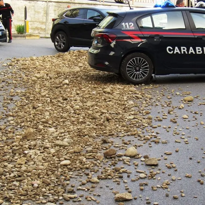 Cosenza, camion perde un carico di pietre in pieno centro