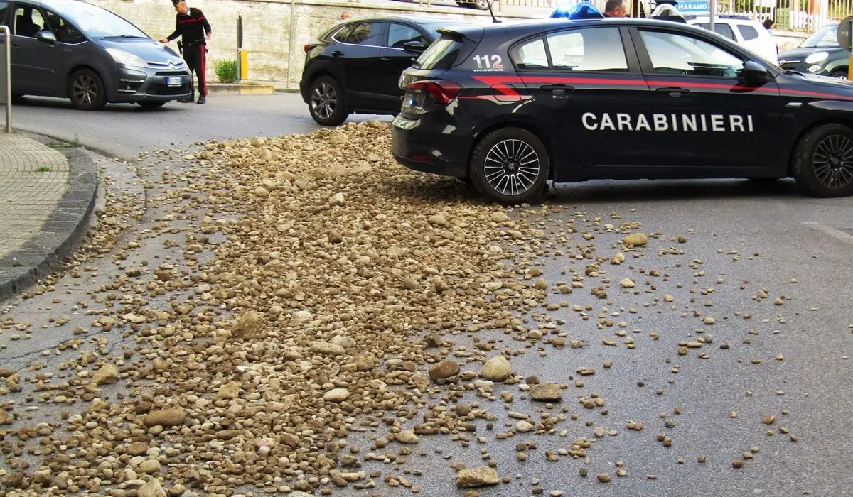 Cosenza, camion perde un carico di pietre in pieno centro