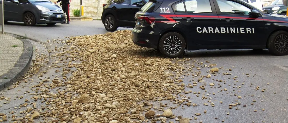 Cosenza, camion perde un carico di pietre in pieno centro