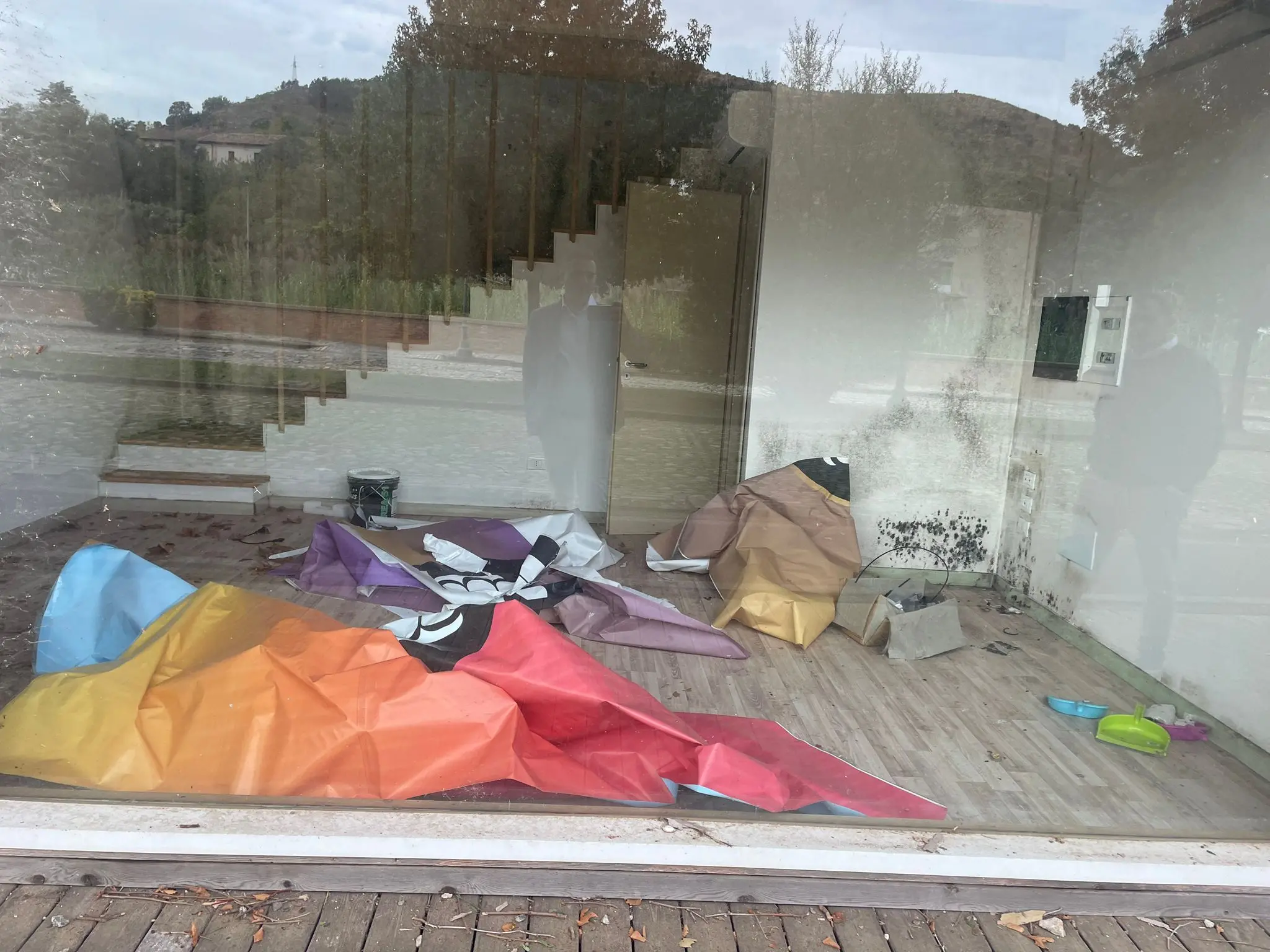 I consiglieri di opposizione hanno sferrato un attacco all'amministrazione Caruso, diffondendo poi gli scatti del degrado presente in uno dei luoghi iconici del centro storico