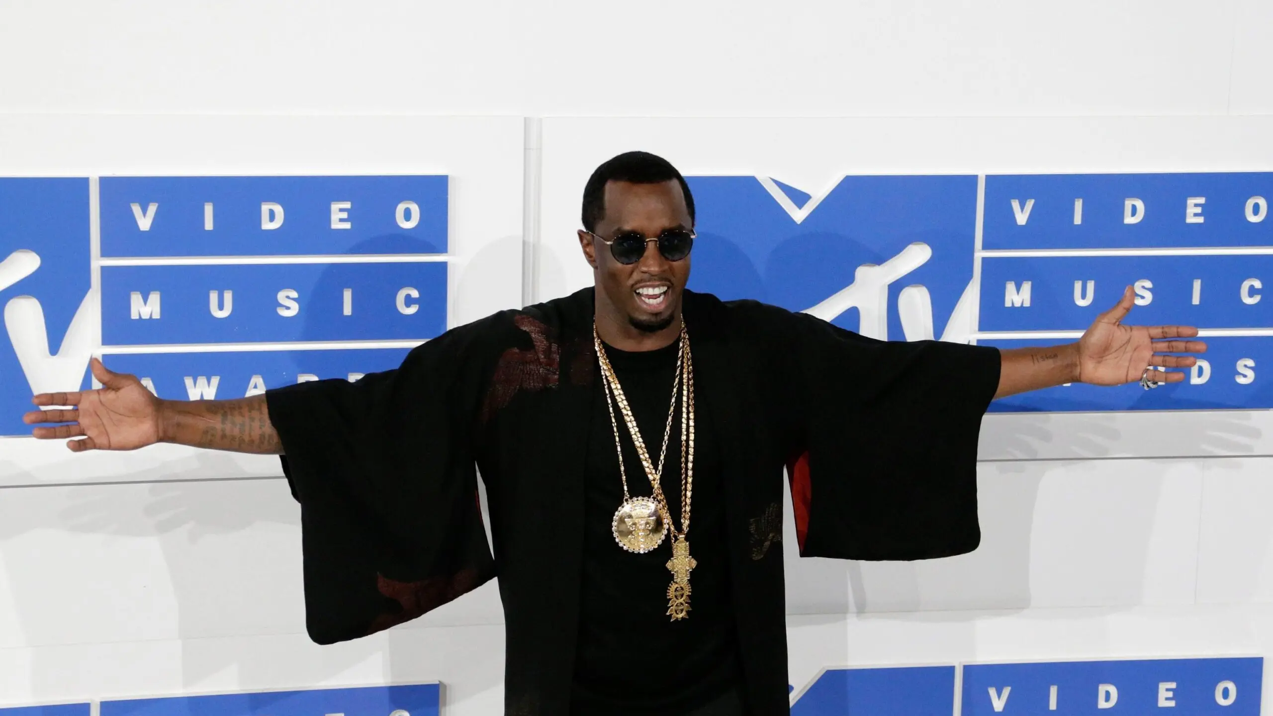 epa05513645 US musician Puff Daddy arrives on the red carpet for the 33rd MTV Video Music Awards (VMA) at Madison Square Garden in New York, New York, USA, 28 August 2016. EPA/JASON SZENES , EPA