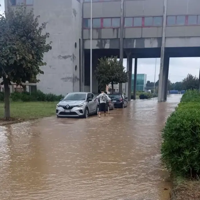 Aula bunker di Lamezia finita nella melma. Operai al lavoro, ma la strada è tutta in salita