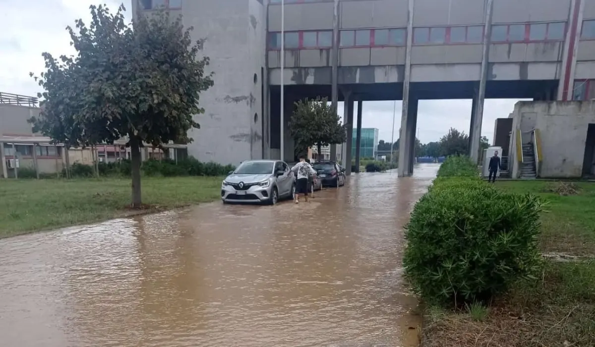 Aula bunker di Lamezia finita nella melma. Operai al lavoro, ma la strada è tutta in salita