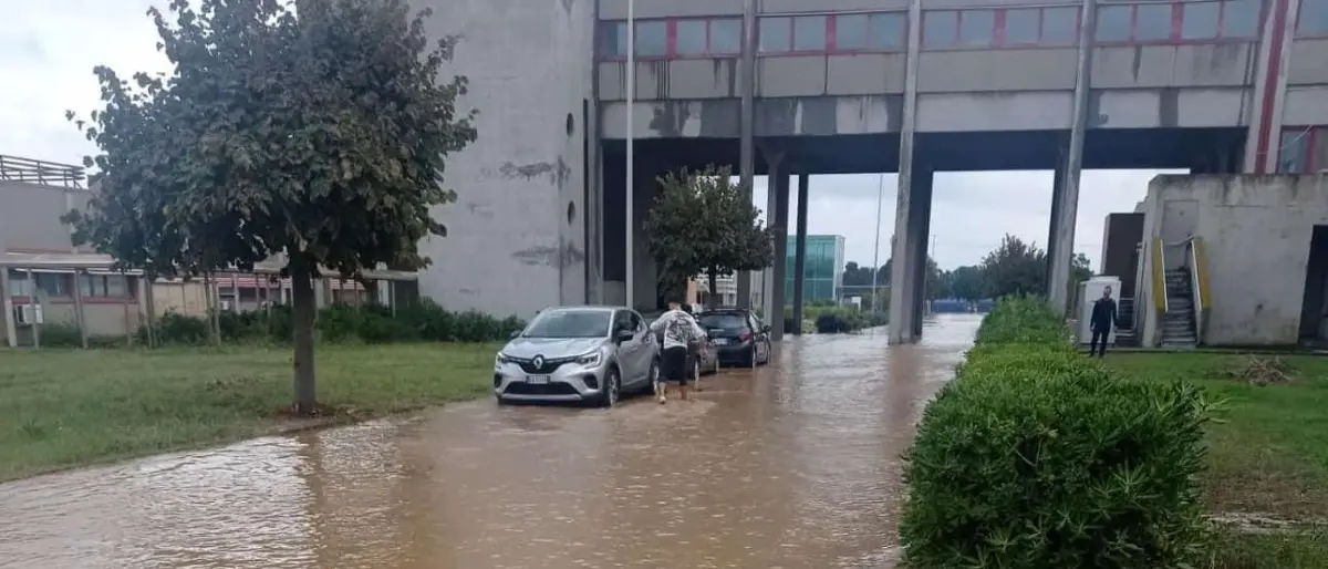 Aula bunker di Lamezia finita nella melma. Operai al lavoro, ma la strada è tutta in salita