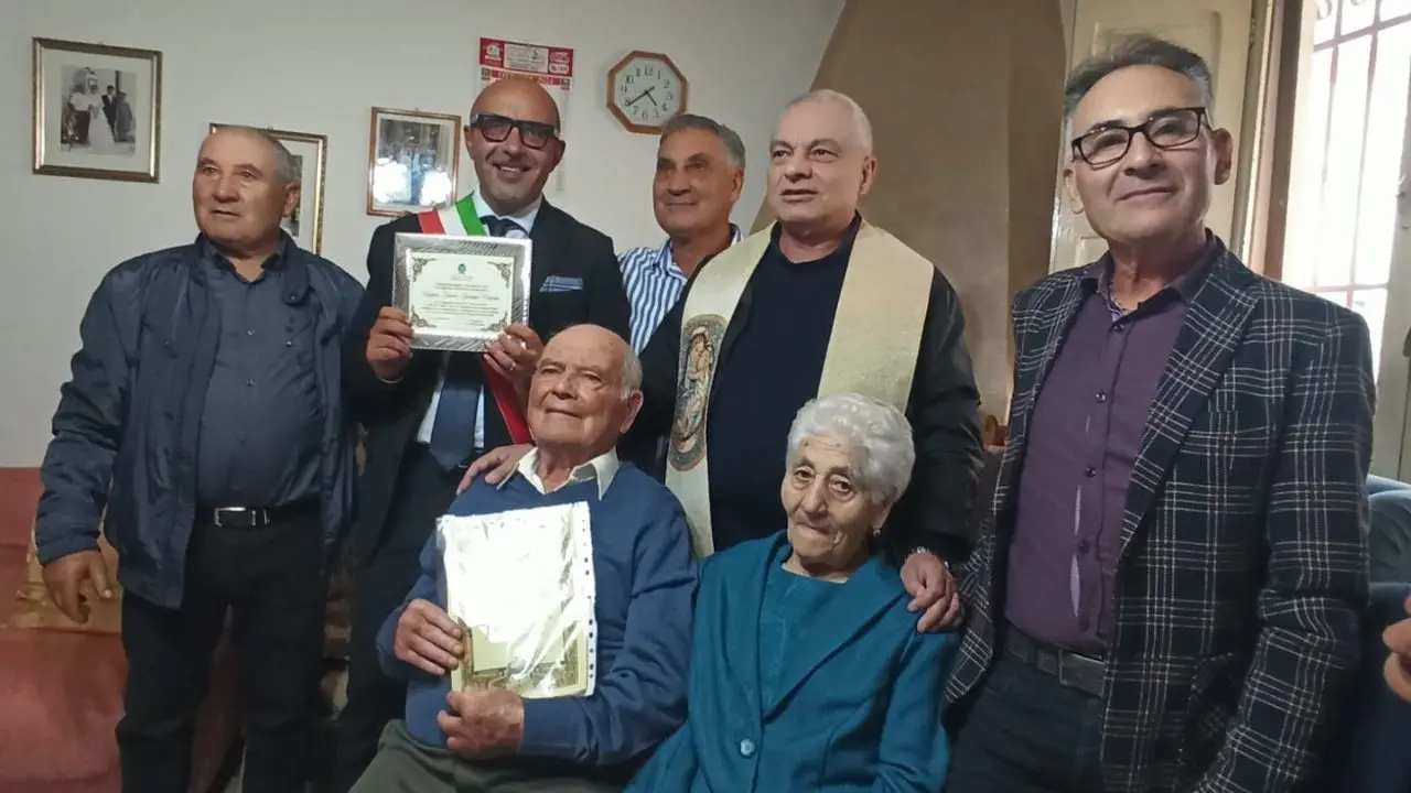 Acri, insieme da 70 anni. Nozze di titanio per Angelina e Giuseppe
