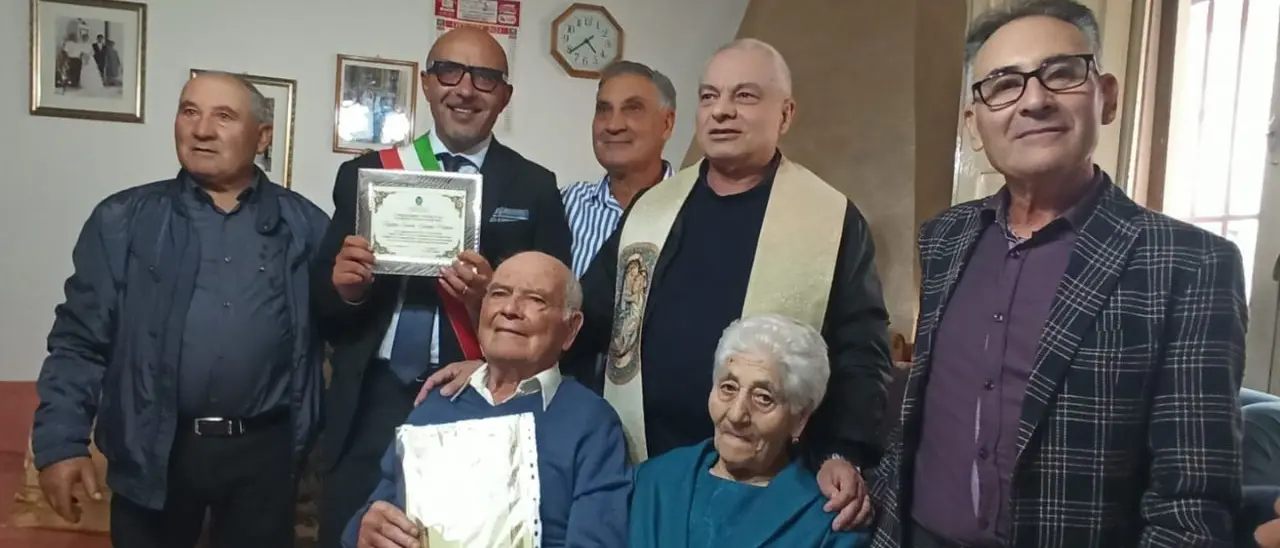 Acri, insieme da 70 anni. Nozze di titanio per Angelina e Giuseppe