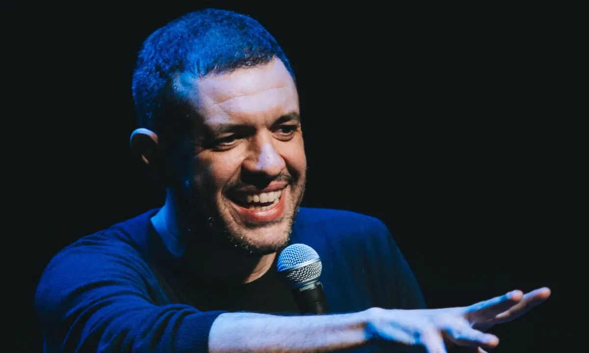 Francesco De Carlo porta la sua stand-up comedy a Rende