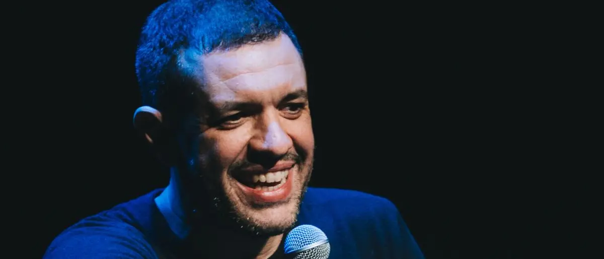Francesco De Carlo porta la sua stand-up comedy a Rende