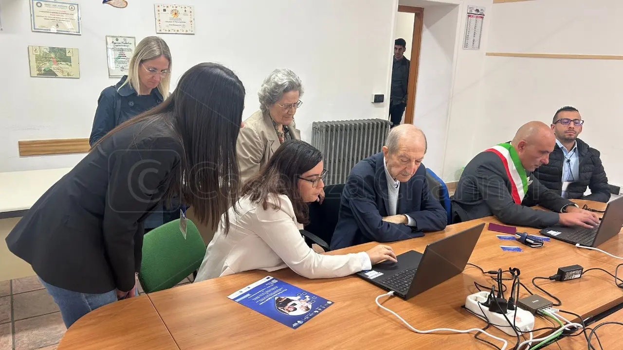 Acri, apre il Punto Digitale Facile. Capalbo: «E' la sfida dei nostri tempi»