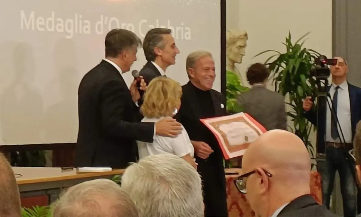 Il fashion designer Claudio Greco riceve la \"Medaglia d’Oro Calabria 2024\" a Roma