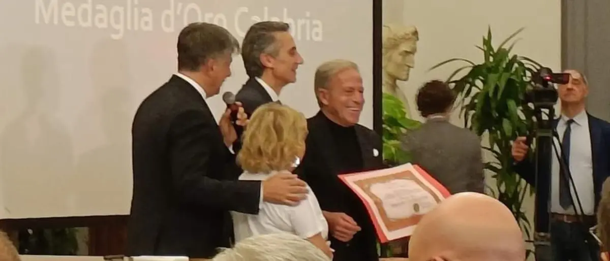Il fashion designer Claudio Greco riceve la \"Medaglia d’Oro Calabria 2024\" a Roma