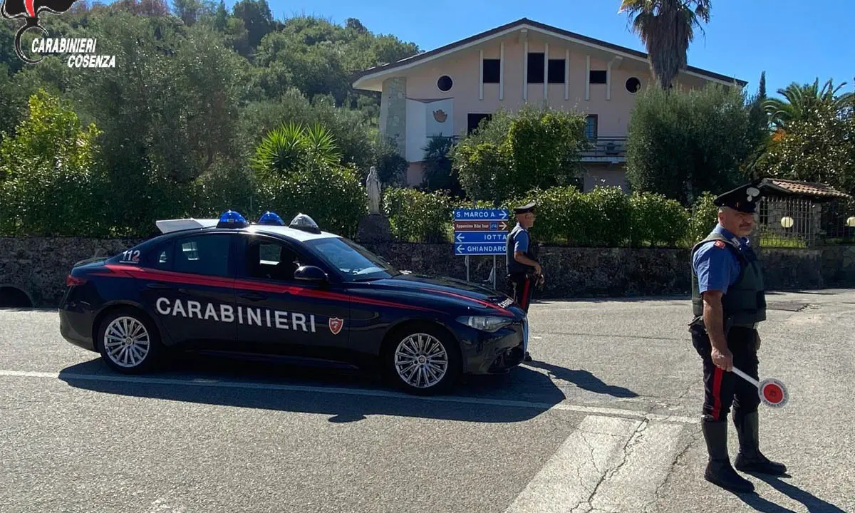 San Marco Argentano, un uomo si introduce in una scuola e aggredisce studente e carabinieri. Arrestato