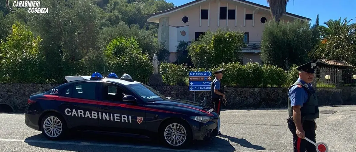 San Marco Argentano, un uomo si introduce in una scuola e aggredisce studente e carabinieri. Arrestato