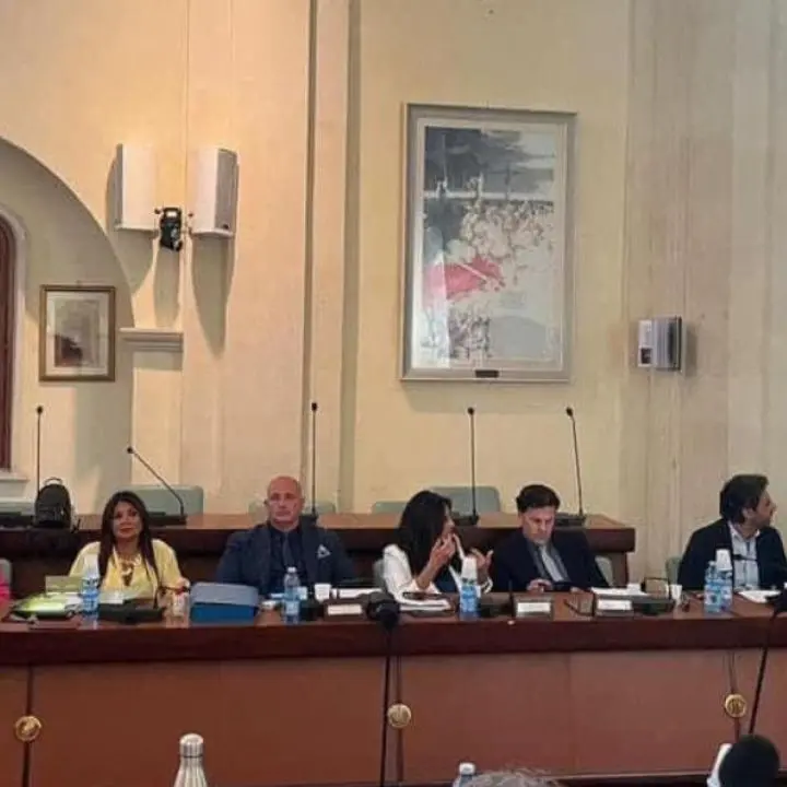 Corigliano Rossano, la minoranza a Stasi: «Candidato alla Regione? Scappa lasciando un disastro»