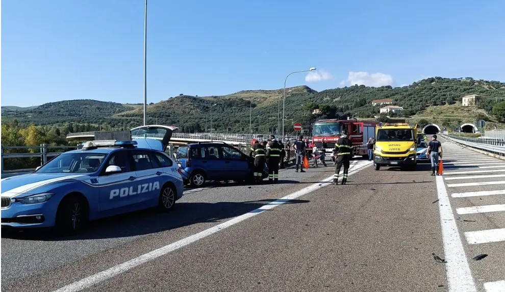 Incidente a Soverato. Morta una ragazza alla guida di una Panda, gravi altre due persone