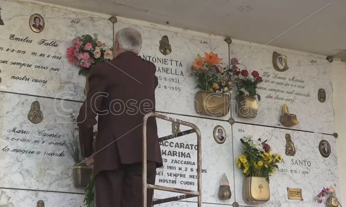 Aumento delle tariffe cimiteriali a Cosenza: l'assessore De Cicco interviene per bloccare il rincaro