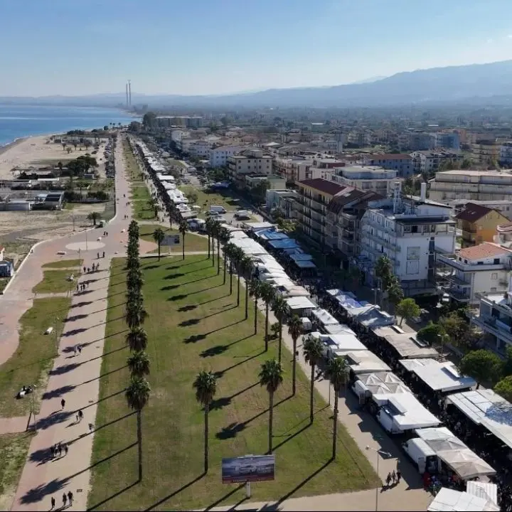 Schiavonea, aperte le domande per la 364ª Fiera di Novembre: novità per espositori e street food\n