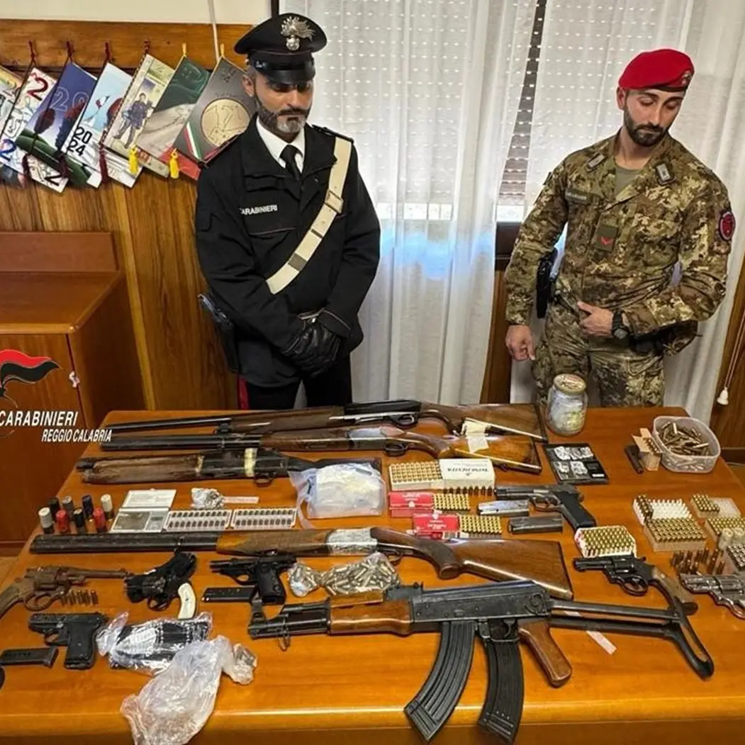 Cocaina e un arsenale da guerra nel terreno di sei sorelle. C'erano anche un AK-47 e del tritolo