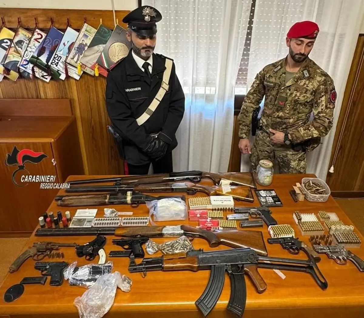 Cocaina e un arsenale da guerra nel terreno di sei sorelle. C'erano anche un AK-47 e del tritolo