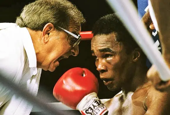 Boxing: WBC/ WBA Welterweight Title: Closeup of Sugar Ray Leonard in corner with trainer Angelo Dundee during fight vs Thomas Hearns at Caesars Palace. Leonard with bruised left eye injury. Las Vegas, NV 9/16/1981 CREDIT: Neil Leifer (Photo by Neil Leifer /Sports Illustrated via Getty Images) (Set Number: T30520 )