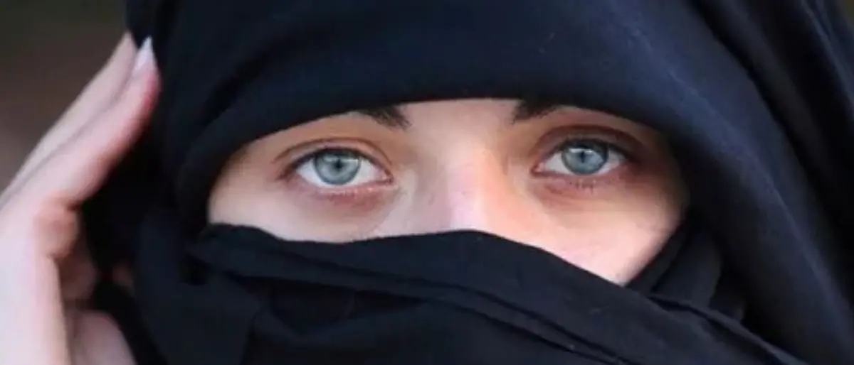 Rifiuta il velo, quindicenne aggredita a Bologna: indagate tre compagne di scuola