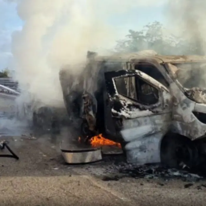 Rapina sulla statale 96, auto in fiamme e furgone sventrato da un commando armato