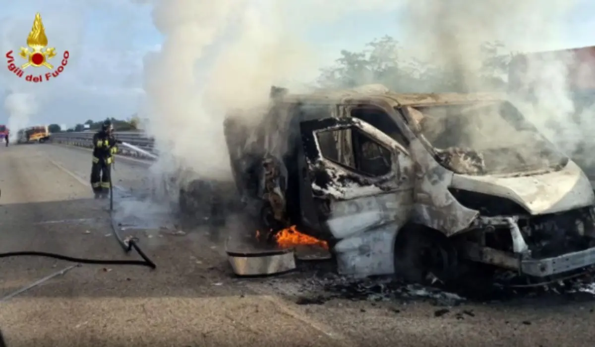 Rapina sulla statale 96, auto in fiamme e furgone sventrato da un commando armato