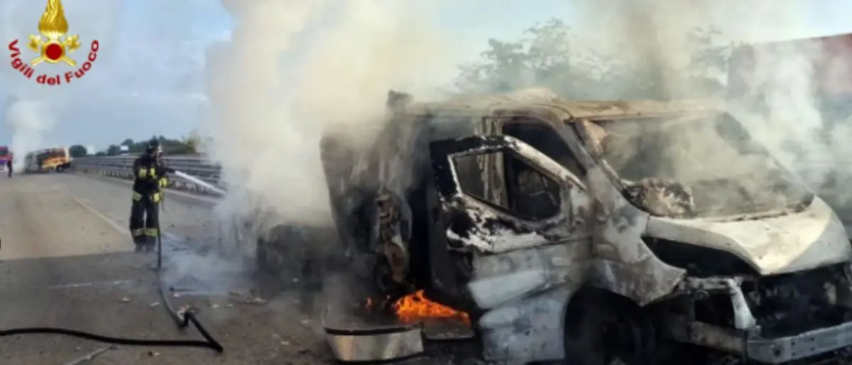 Rapina sulla statale 96, auto in fiamme e furgone sventrato da un commando armato
