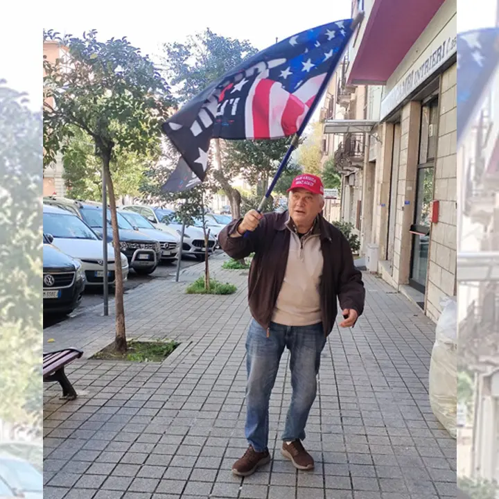 Cosenza, si fa festa per Trump in pieno centro con bandiera e berretto MAGA