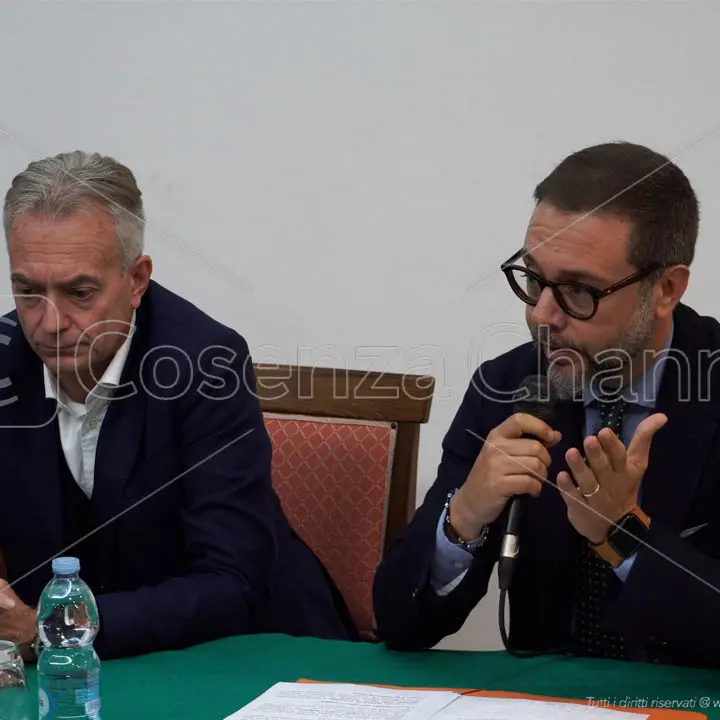 Scalea, il sindaco Perrotta passa in Forza Italia. Ma in Consiglio perde anche Bruno