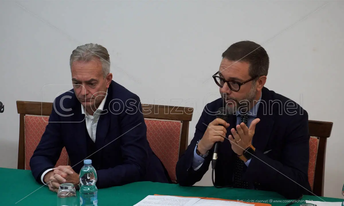 Scalea, il sindaco Perrotta passa in Forza Italia. Ma in Consiglio perde anche Bruno