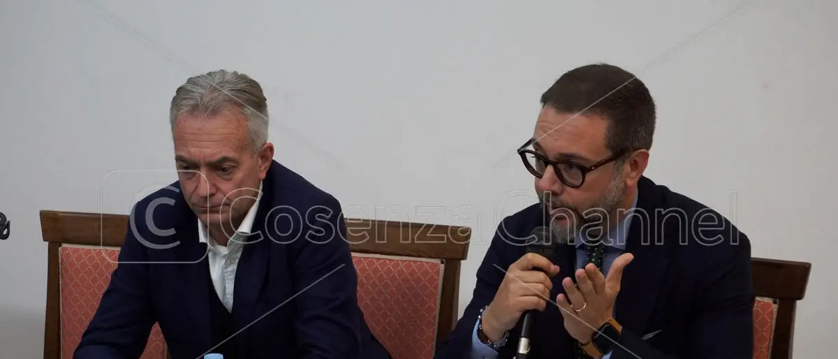 Scalea, il sindaco Perrotta passa in Forza Italia. Ma in Consiglio perde anche Bruno