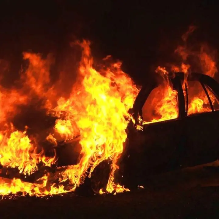 Crosia, auto incendiata nella notte: a fuoco una Ford Kuga. Avviate le indagini