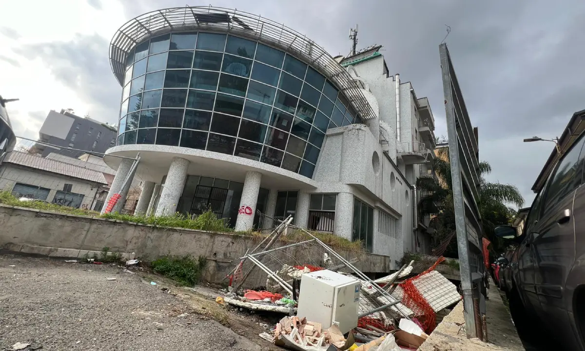 Cosenza, l'Hotel Centrale è una discarica a due passi dal centro | FOTO