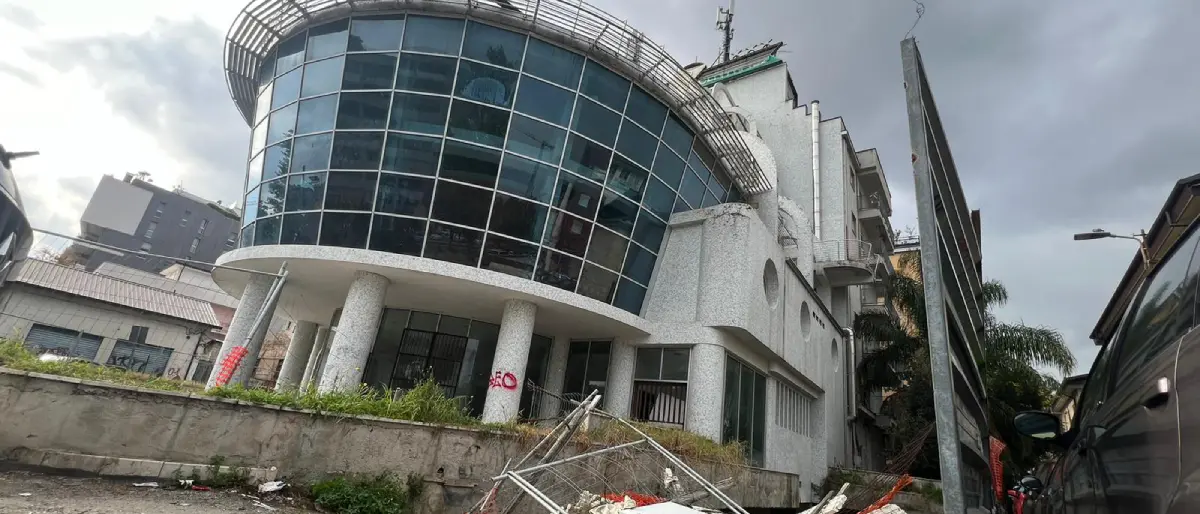 Cosenza, l'Hotel Centrale è una discarica a due passi dal centro | FOTO