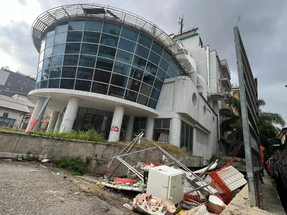 Cosenza, l'Hotel Centrale è una discarica a due passi dal centro | FOTO