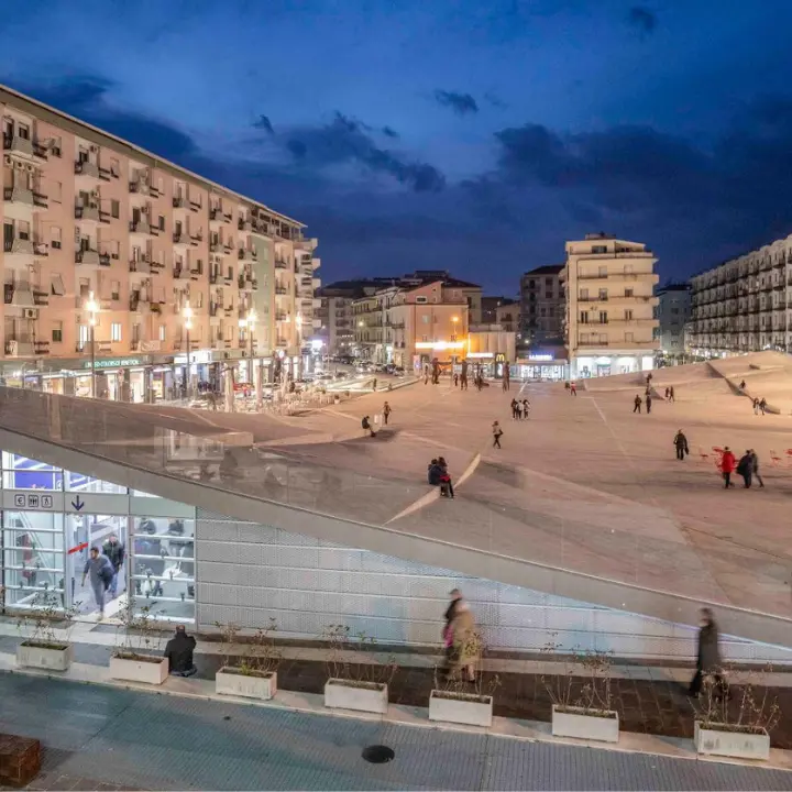 Rissa nel parcheggio di piazza Bilotti a Cosenza: rider ferito, un giovane fermato