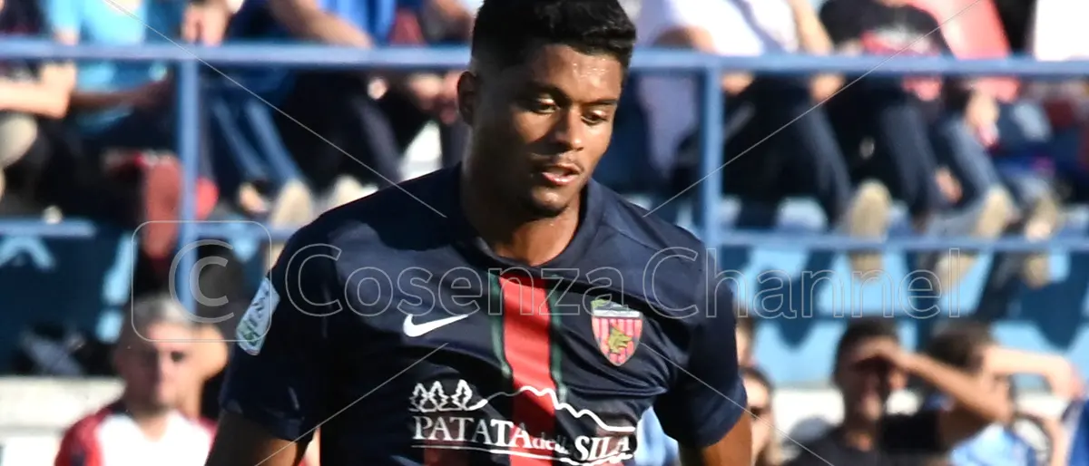 Cosenza, il giallo costa caro a Charlys: il centrocampista salta Cesena