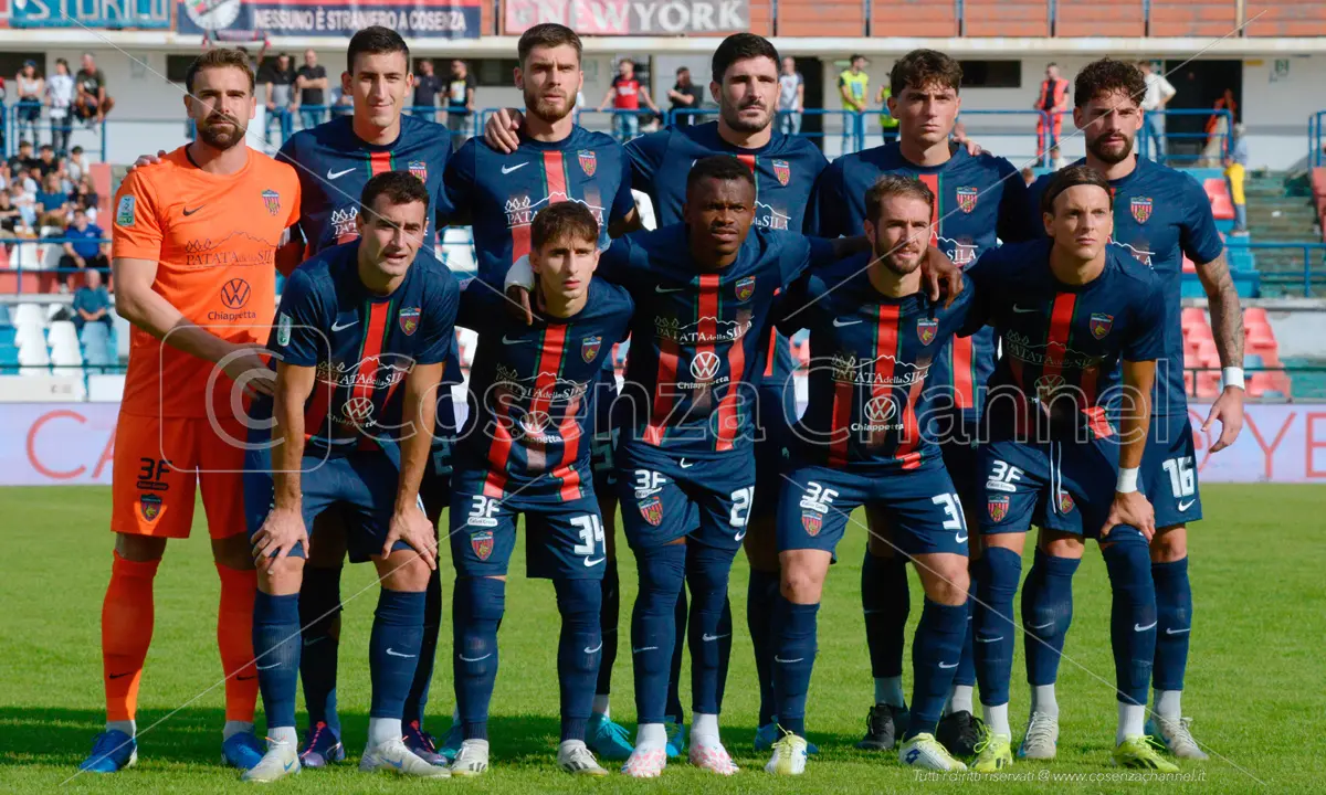 Cosenza, staff e calciatori ai saluti: finita la stagione