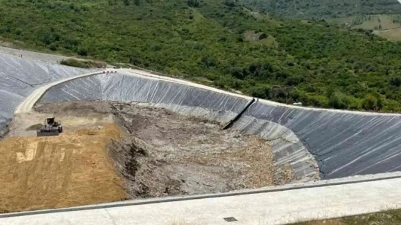 Discarica Scala Coeli, la Procura accusa: «Disastro ambientale causato da tubo non autorizzato»
